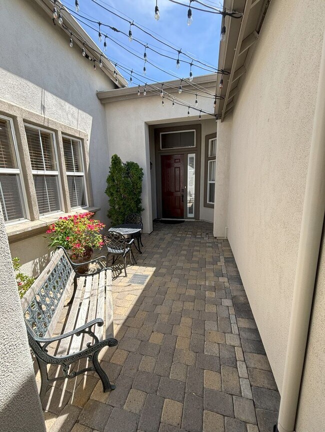 Building Photo - Sprawling Home Near UNR - One Level Living with 4 Beds - 3 Baths - 3 Car Garage