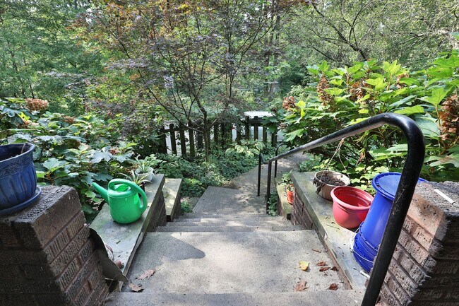 Building Photo - Highly Sought After OSU 6 Bedroom House Iuka Ravine with 2 new bathrooms and free off-street parking