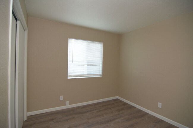 Building Photo - Recently Remodeled 2 Bedroom 1 Bath Fourplex! Great Central Location!
