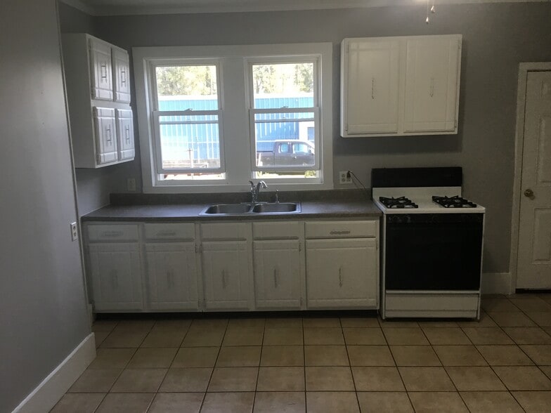 Building Photo - 1705 W 15th St