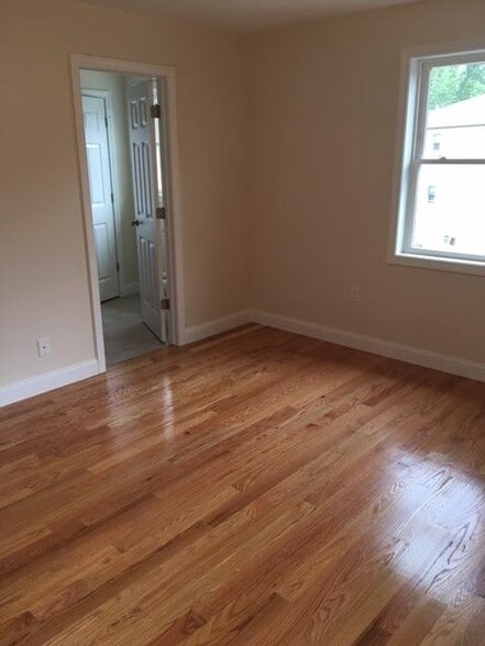 Building Photo - 87 Pine St