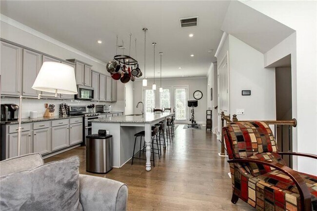 Building Photo - Large 3 Bedroom Luxury Townhome on Silver ...