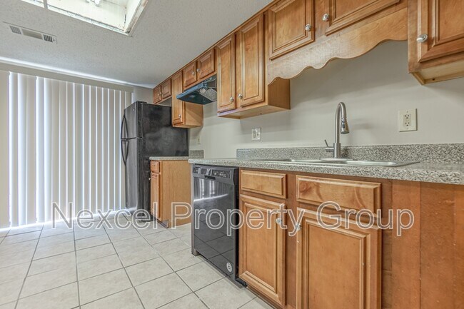Building Photo - 6730 Racquet Club Dr