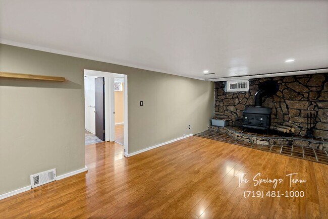 Building Photo - CUTE 3BD RANCHER WITH CHARACTER IN CENTRAL COLORADO SPRINGS - Security Deposit Waiver Available