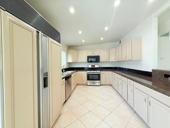 Building Photo - AVAILABLE NOW!! 3 BEDROOM 2 BATHROOM Home in Palm Desert!