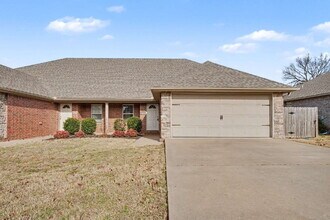 Building Photo - Spacious 3-Bed Duplex in Bentonville with Granite Elegance – Your Ideal Home Awaits!