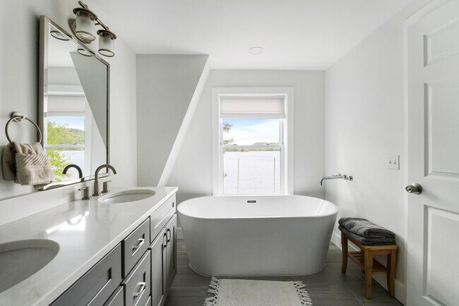 Building Photo - 6 Paquette Ln