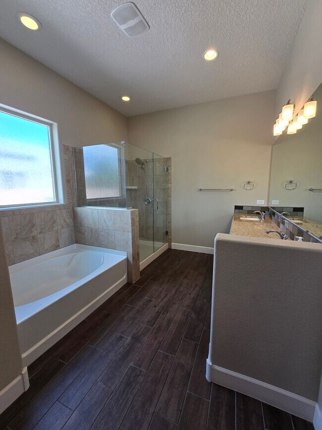 Building Photo - Beautiful 4 bed, 3.5 bath in Mariposa!