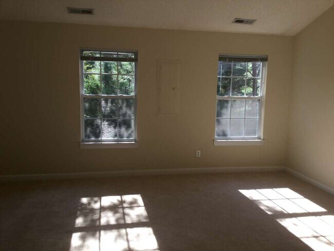 Building Photo - 2211 Venice Ct