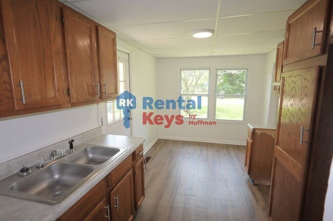 Building Photo - Two Bedroom House