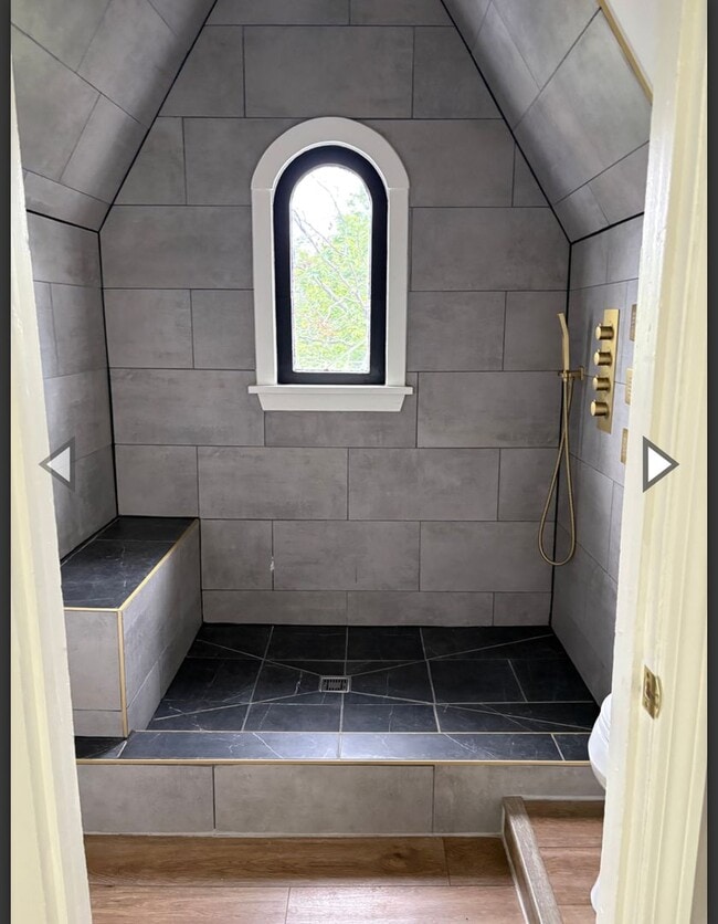 Building Photo - Room Rent