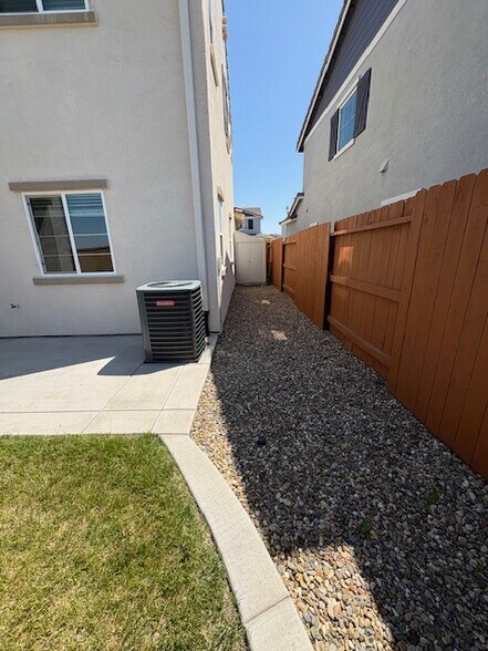 side yard - 7201 Star Trail Way