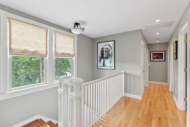 Building Photo - Spacious Kent Home | 6 Bed | 4 Bath | 4,000 Sf | Front Porch + Backyard | Detached 4-Car Garage