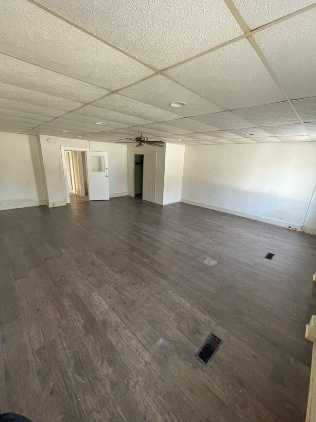 Building Photo - HUGE 4 Bedroom Apartment