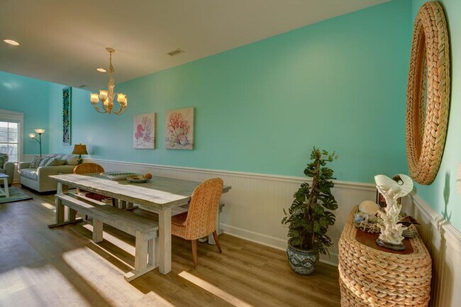 Building Photo - 5BR, 4BA Townhome - Pet Friendly with Beac...