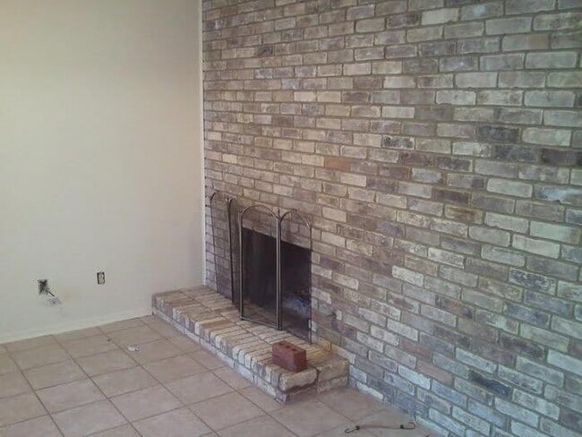 Building Photo - Pet Friendly 3 Bed, 2 Bath Brick Duplex : Easy to Qualify, Quiet Cul-de-Sac Location
