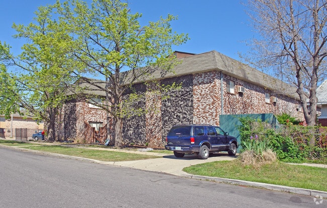 Building Photo - Twin Oaks