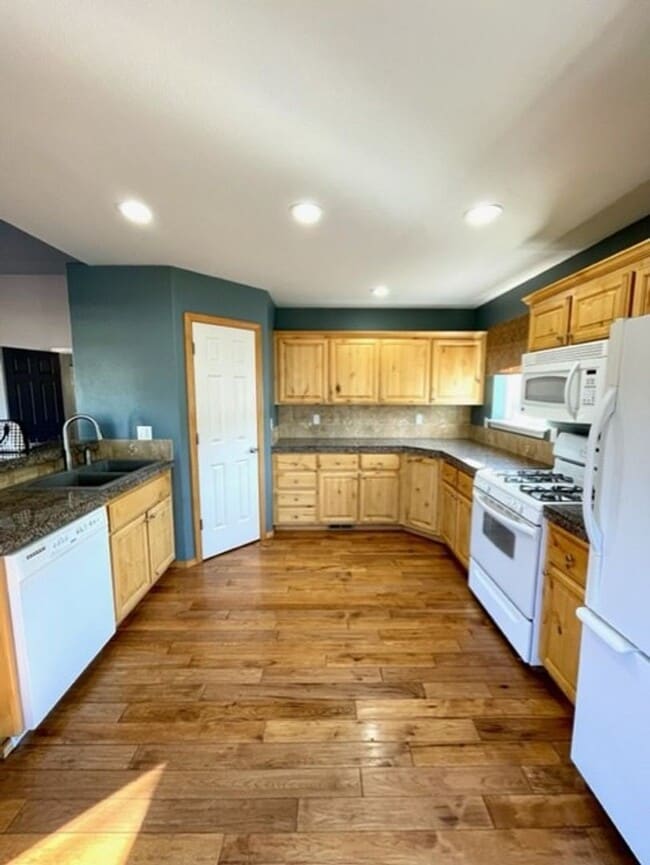 Building Photo - Single level home in NE Bend with great up...