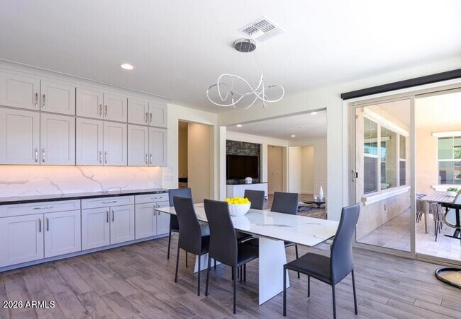 Building Photo - 948 W Yosemite Dr