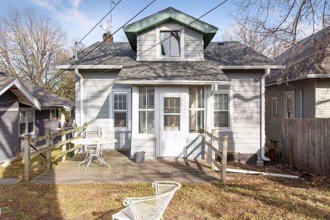 Building Photo - 6 bedroom 2 bathroom available June 2026
