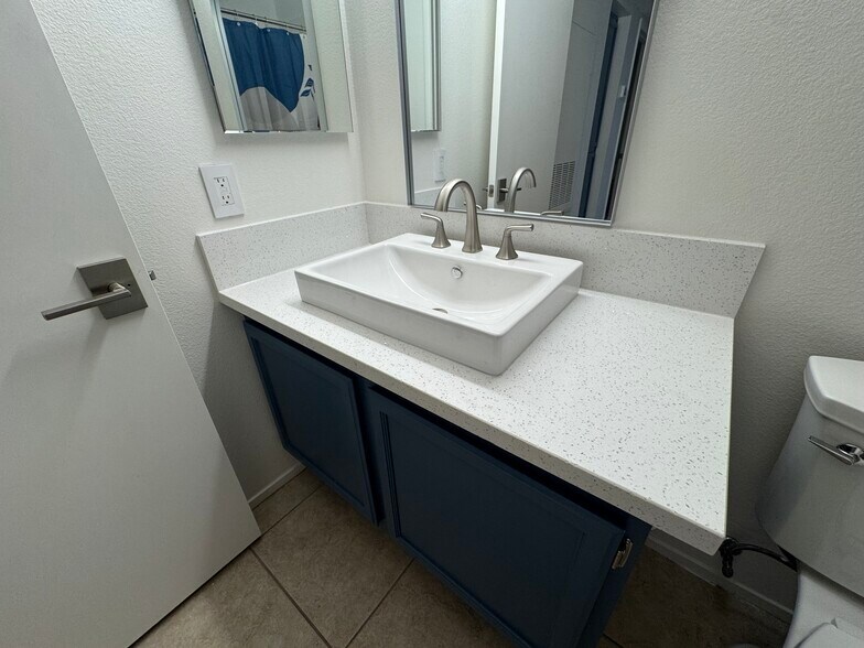 Building Photo - 1575 W Warm Springs Rd