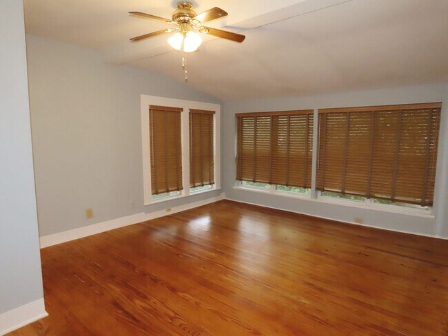 Building Photo - Charming 2 Bedroom, 2 Bath Home - Water & ...