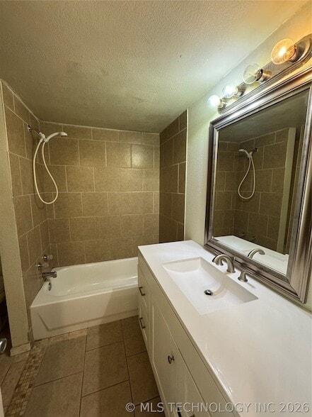 Building Photo - 102 S Hickory St