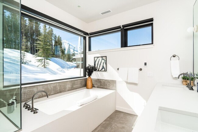 Building Photo - 10 Tree Line Ln