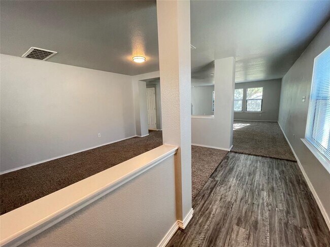 Building Photo - 203 Rim Rock Dr