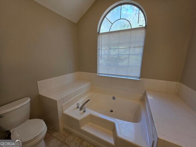 Building Photo - 302 Henley Way