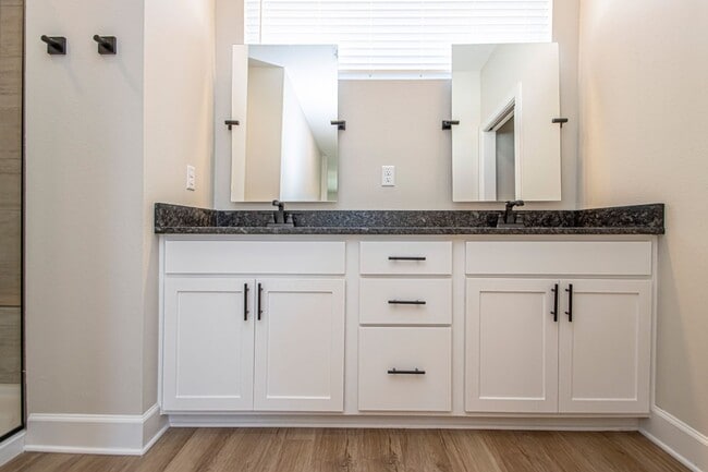 Building Photo - 2 Bed 2 Bath 2 Car Garage Townhome in Rock...