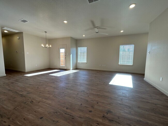 Building Photo - Luxury Townhome in Abbey Glen Community!