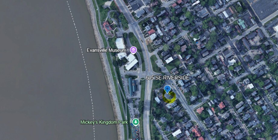 Building Photo - 605 SE Riverside Dr