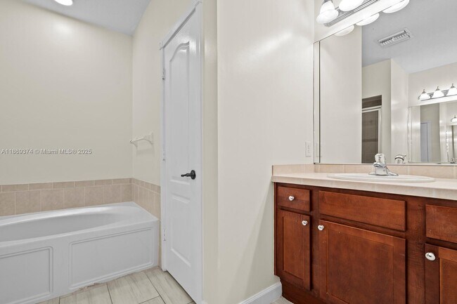 Building Photo - 2700 Creekside Dr