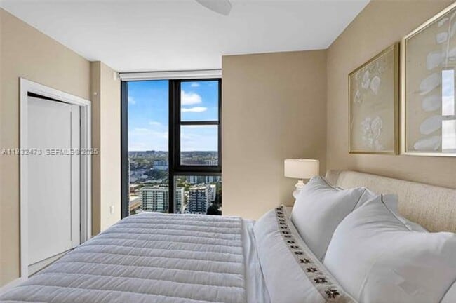 Building Photo - 700 NE 24th St