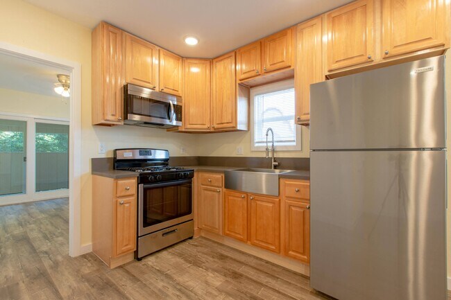 Building Photo - 121 S Gless St