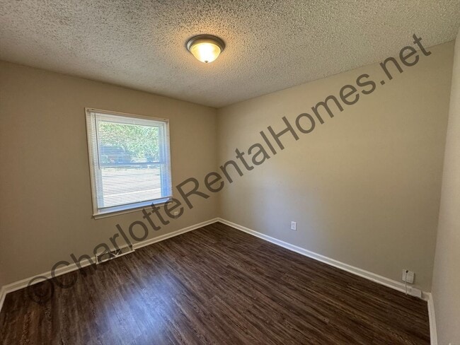 Building Photo - Nice 3 bedroom 2 bath home in Charlotte!