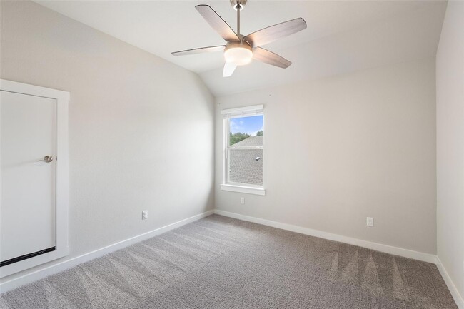 Building Photo - 336 Saturnia Dr