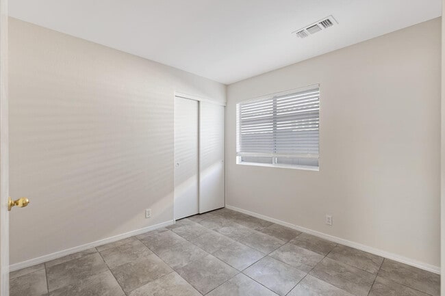 Building Photo - 302 N Hudson Pl