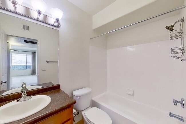 Building Photo - Bright & Spacious 2 Bed, 2 Bath Apartment