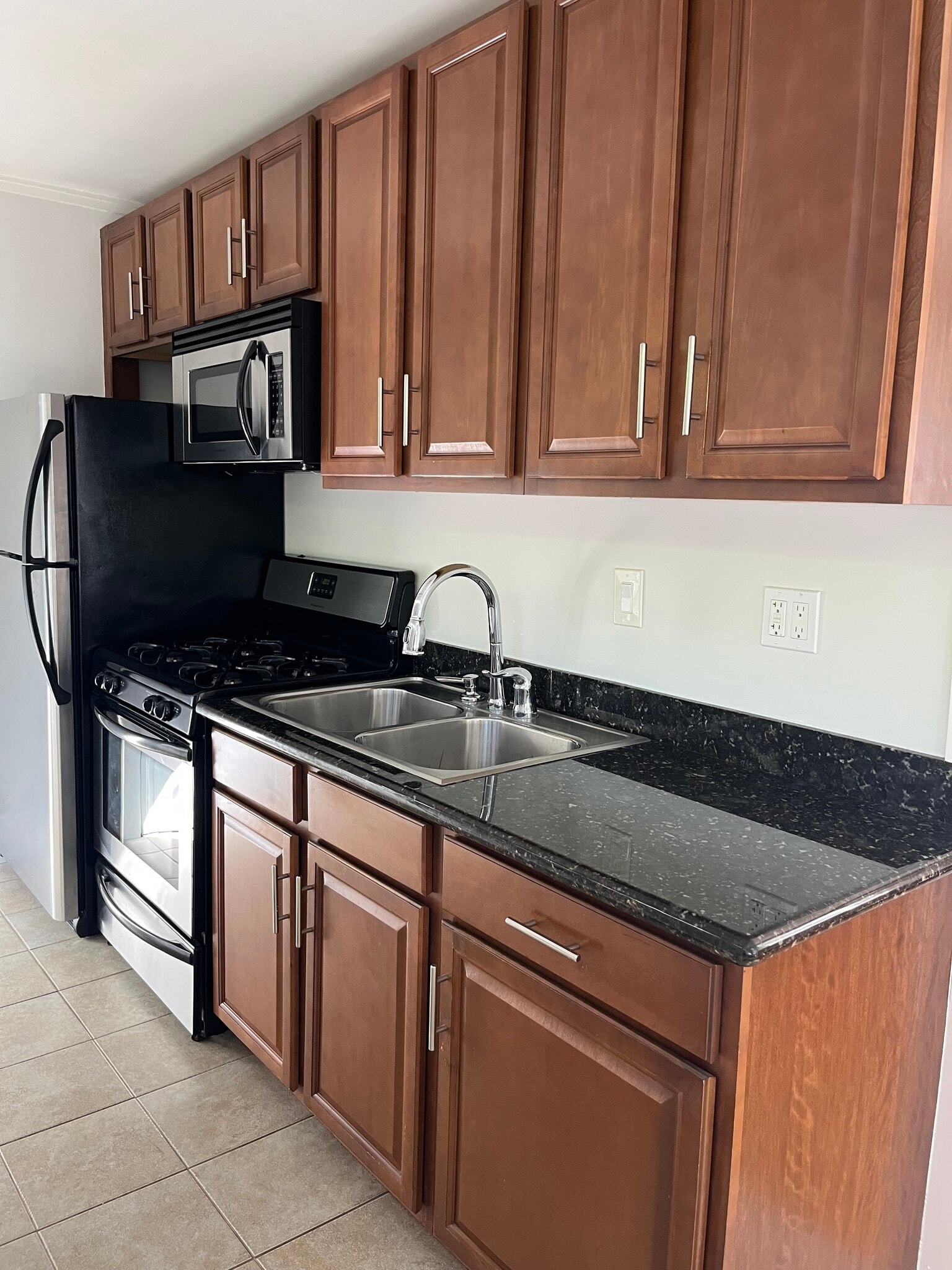 Building Photo - 7022 De Longpre Ave