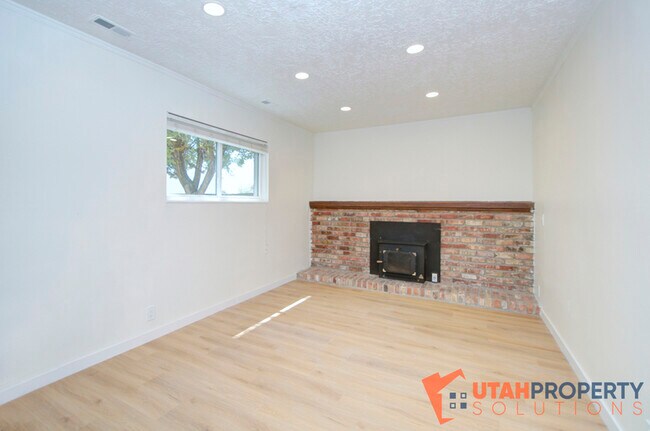 Building Photo - 1048 Pineridge Rd