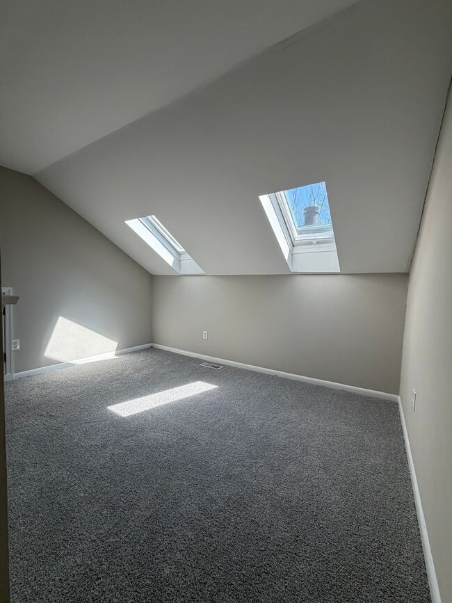 Building Photo - 3BR - WOODED VIEWS • FINISHED BASEMENT • BONUS LOFT • TE SCHOOL DISTRICT