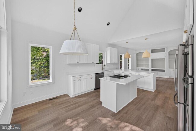 Building Photo - 221 Spring Race Ct