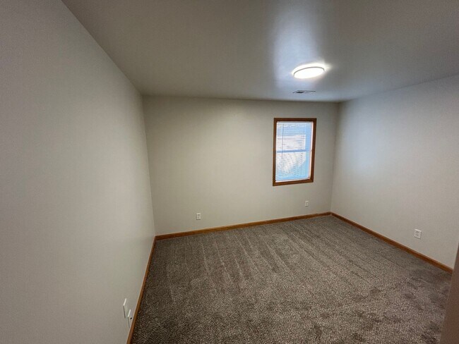 Building Photo - 2 bedroom, 2 full bath with attached garage