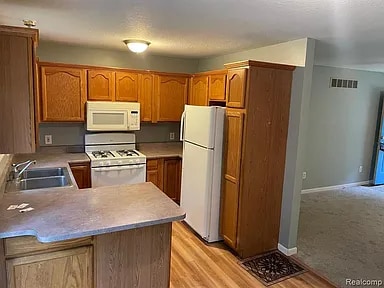 Building Photo - 6067 Shadowbrook Dr