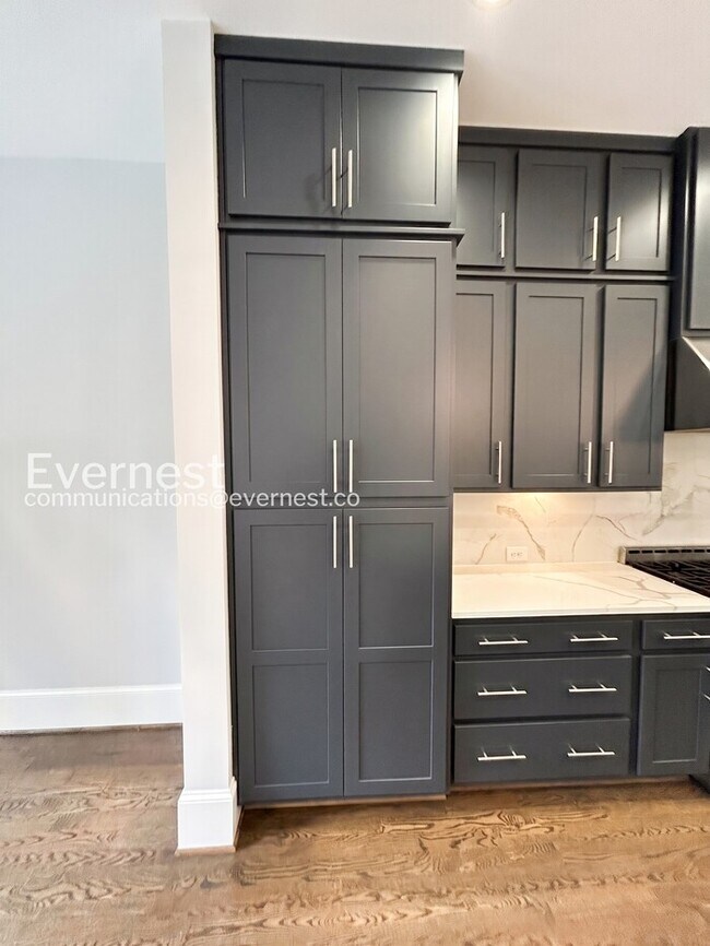 Building Photo - 5-Bed/4-Bath/Voucher Accepted/Available Now!