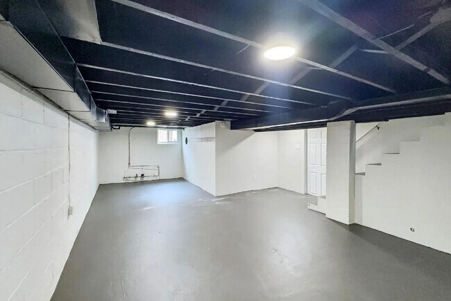 Building Photo - Available Now! Newly Renovated 3 Bedroom, ...