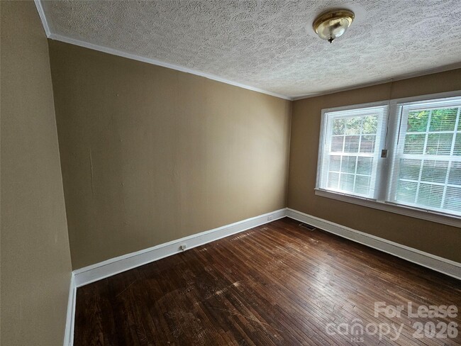 Building Photo - 67 Grattan Dr NE