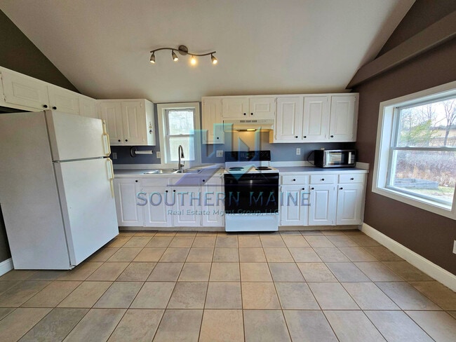 Building Photo - 392 Roosevelt Trail